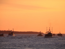 Les bateaux qui partent à la pêche au lever du soleil